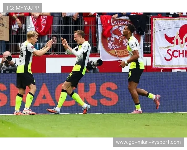 多特阿德耶米强突四人后一脚推射实现超级时刻